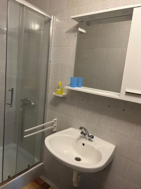 Shower, Bathroom, Decorative detail, towels