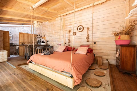 Nearby landmark, Bed, Natural landscape, Spa and wellness centre/facilities, Photo of the whole room, Beach, Hiking, Cycling, Animals, Bedroom
