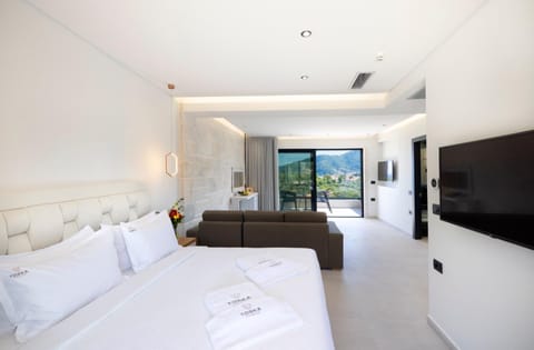 Bed, TV and multimedia, Living room, Photo of the whole room, Bedroom, Sea view, towels