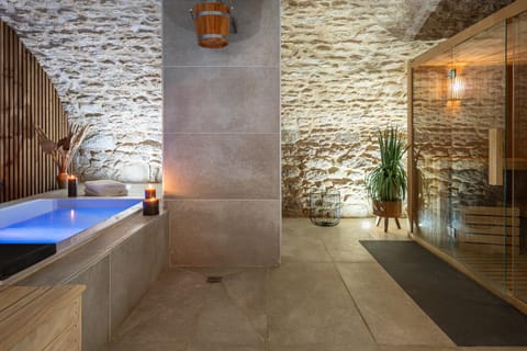 Hot Tub, Spa and wellness centre/facilities