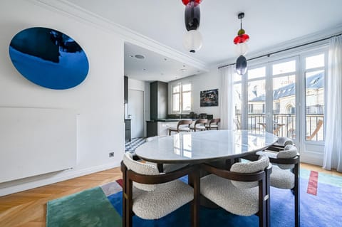 Gorgeous Paris Eiffel Tower - Champs Elysées Apartment in Paris