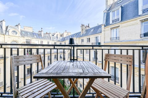 Gorgeous Paris Eiffel Tower - Champs Elysées Apartment in Paris