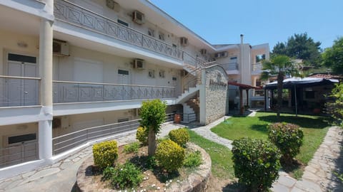 Property building, Patio, Facade/entrance, Garden, Inner courtyard view
