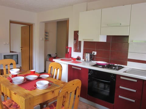 Coffee/tea facilities, Kitchen or kitchenette, Dining area, dishwasher, pet friendly, stove, toaster