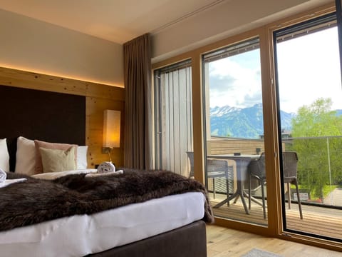 Bed, View (from property/room), Balcony/Terrace, Photo of the whole room, Bedroom, Mountain view