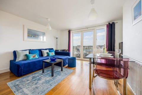 Living room, Seating area, Dining area, internet