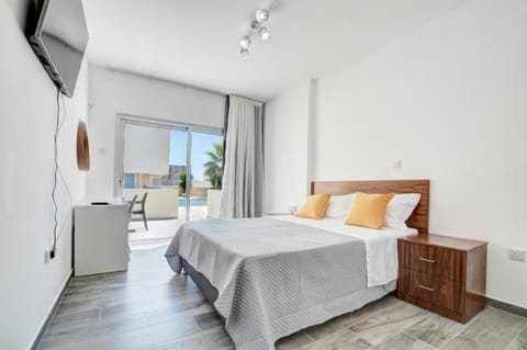 Bed, TV and multimedia, Photo of the whole room, Bedroom, Pool view