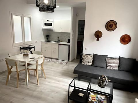 Kitchen or kitchenette, Living room, Dining area, minibar, stove