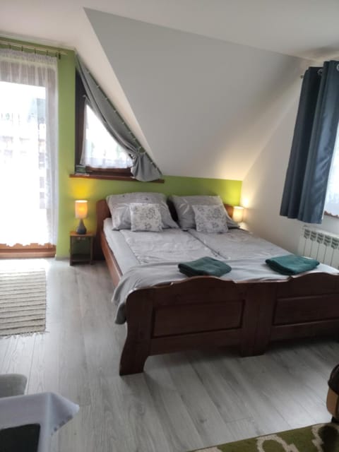Bed, Photo of the whole room, Seating area, Bedroom, towels