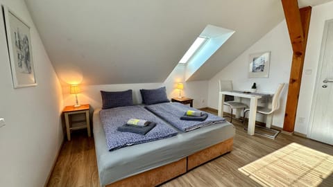 Bed, Photo of the whole room, towels