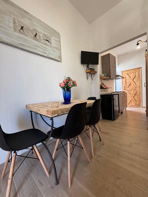 Communal lounge/ TV room, Kitchen or kitchenette, Living room, Seating area, Dining area