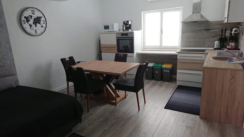 Kitchen or kitchenette, Seating area, Dining area, minibar, pet friendly, stove