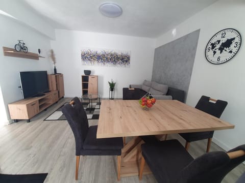 Communal lounge/ TV room, TV and multimedia, Living room, Seating area, Dining area