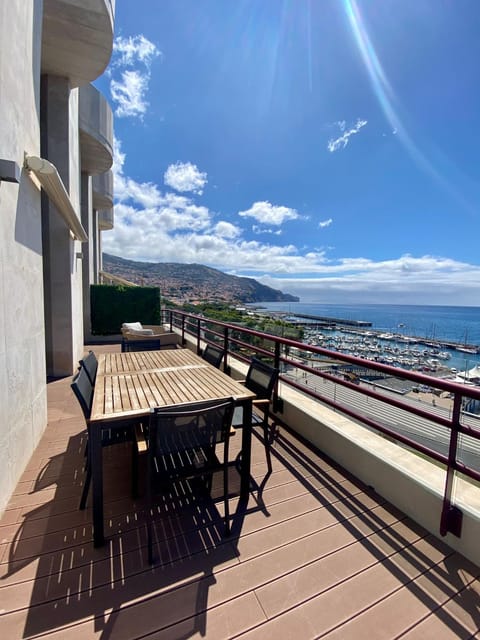 Natural landscape, View (from property/room), Balcony/Terrace, Dining area, Sea view