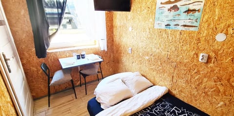 SUB HEL. Budżetowe pokoje w domu z basenem. Wokół domu tylko natura. Balkon zbyteczny. Apartment in Pomeranian Voivodeship