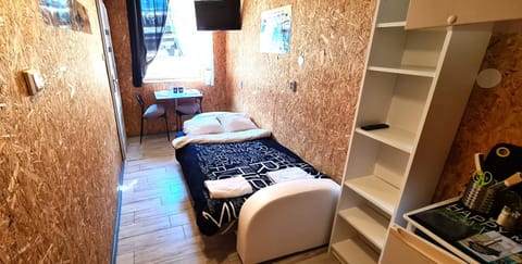 SUB HEL. Budżetowe pokoje w domu z basenem. Wokół domu tylko natura. Balkon zbyteczny. Apartment in Pomeranian Voivodeship