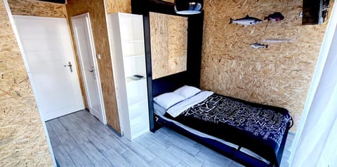 SUB HEL. Budżetowe pokoje w domu z basenem. Wokół domu tylko natura. Balkon zbyteczny. Apartment in Pomeranian Voivodeship