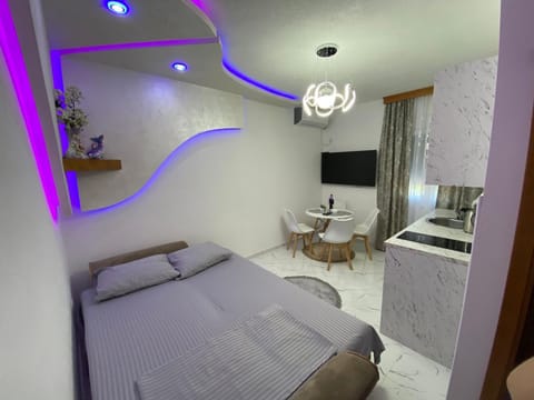 Bed, Kitchen or kitchenette