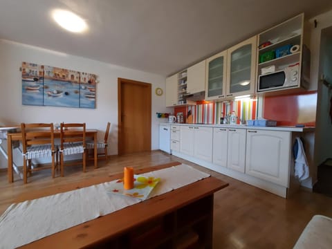 Kitchen or kitchenette, Living room