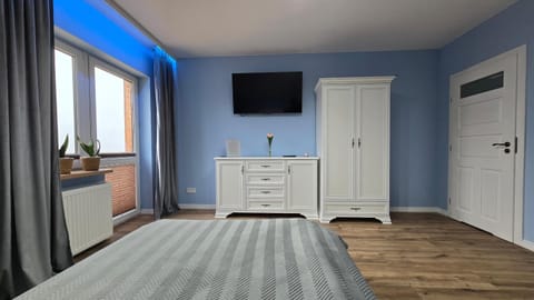 Bed, TV and multimedia, Photo of the whole room, Bedroom, wardrobe