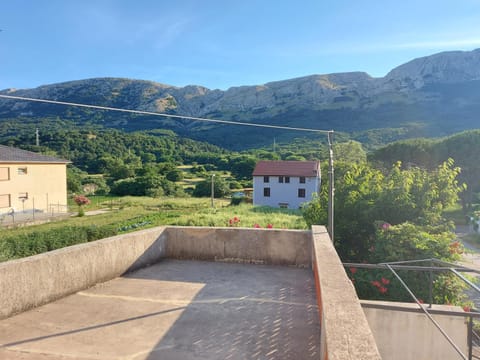 Balcony/Terrace, Mountain view