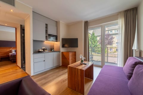 Bed, TV and multimedia, Kitchen or kitchenette, Photo of the whole room, Seating area, Bedroom