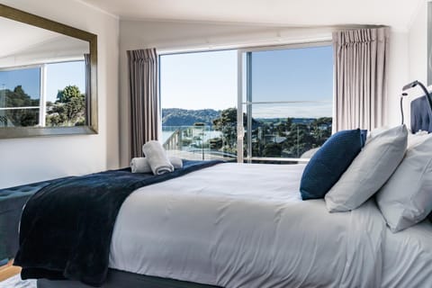 Bed, Bedroom, Sea view