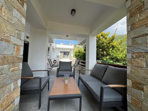 Patio, Balcony/Terrace, Living room, Seating area, Dining area