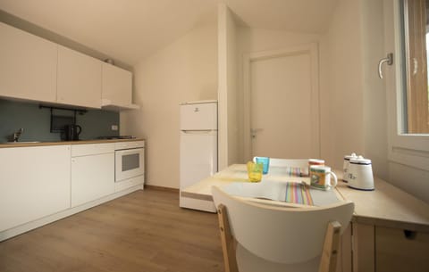 Coffee/tea facilities, Kitchen or kitchenette, Living room, Dining area