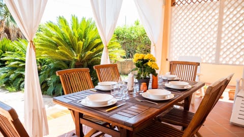 Patio, Day, Garden, Dining area, Garden view
