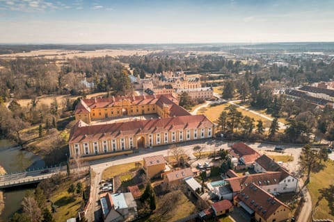 Bird's eye view, Location