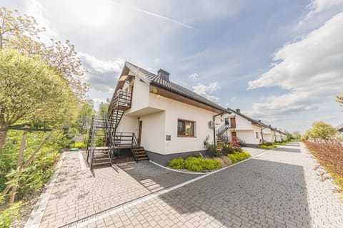 Property building, Spring, Day, Neighbourhood, Street view, Parking