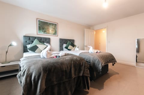 BEST PRICE! - HUGE 3 Bed 2 Bath City Centre Top Floor Apartment, Up to 10 guests - FREE SECURE PARKING - SMART TV - SINGLES OR KING SIZE BEDS Apartment in Southampton