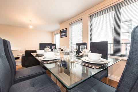 BEST PRICE! - HUGE 3 Bed 2 Bath City Centre Top Floor Apartment, Up to 10 guests - FREE SECURE PARKING - SMART TV - SINGLES OR KING SIZE BEDS Apartment in Southampton