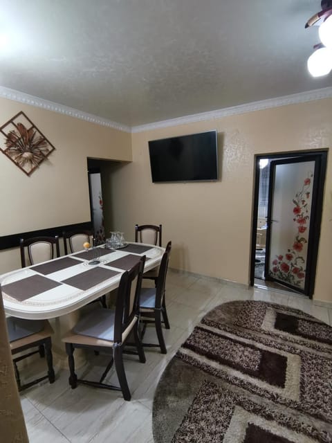 Communal lounge/ TV room, TV and multimedia, Dining area