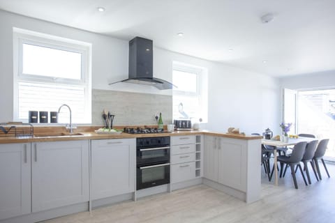 Kitchen or kitchenette, Dining area, dishwasher, stove