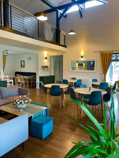 TV and multimedia, Living room, Seating area, Dining area