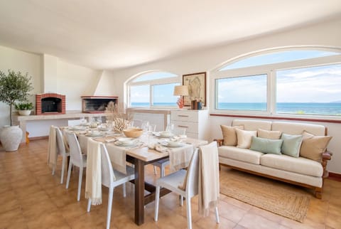 Natural landscape, Seating area, Dining area, Evening entertainment, Sea view, fireplace