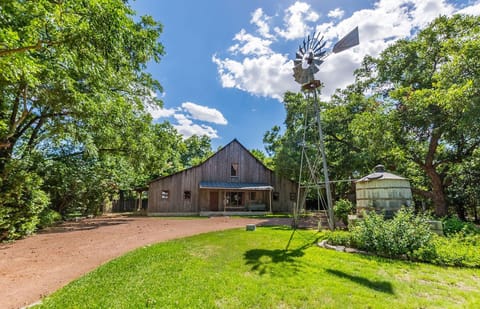 Ada's Peach Street Hideaway House in Fredericksburg