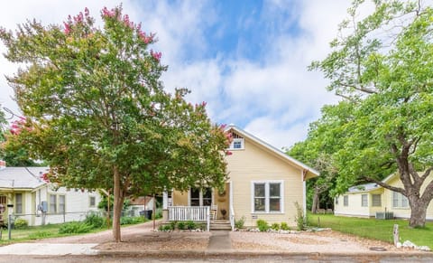 Mistletoe House House in Fredericksburg