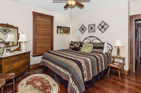 Mistletoe House House in Fredericksburg