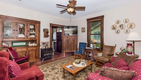 Mistletoe House House in Fredericksburg