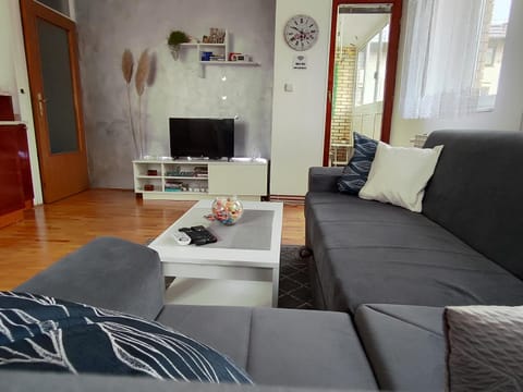 Communal lounge/ TV room, TV and multimedia, Living room, Seating area, Evening entertainment
