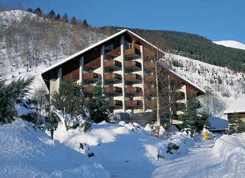 Property building, Facade/entrance, Winter