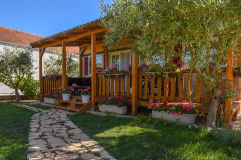 Property building, Patio, Facade/entrance, Garden