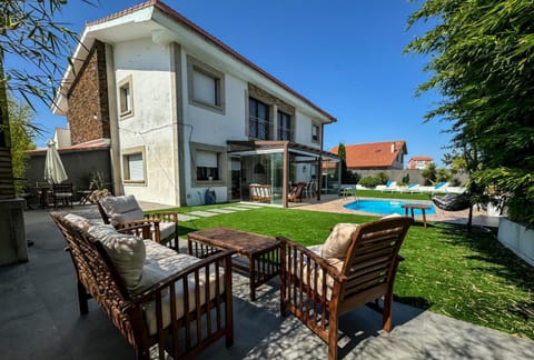 Villa con piscina a pie de playa Apartment in O Salnés