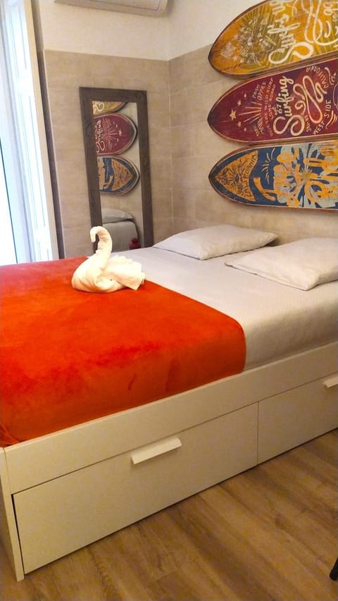 Bed, Bedroom, internet, towels, air conditioner