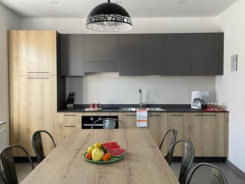 Kitchen or kitchenette, Food and drinks