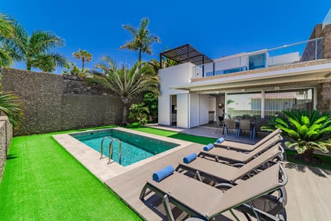 Property building, Balcony/Terrace, Swimming pool