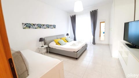Bed, TV and multimedia, Bedroom